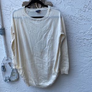 Theory cream oversized long sleeve lt wt wool sweater. Size s/p.  Raglan sleeve